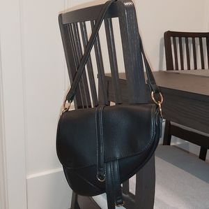 Black saddlebag + gold chain